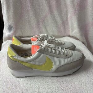 Nike Daybreak Women’s Size 9.5
Pale Ivory Light Zitron